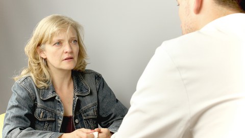 Patientin im Gespräch mit Arzt