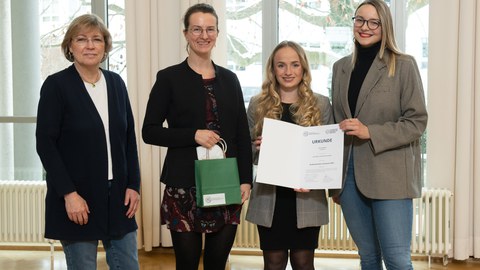 Übergabe der Urkunde durch Professorin Angela Rösen-Wolff an CaruSono, vertreten durch Projektleiterin Anne Röhle und die studentischen Tutorinnen Johanna Schnalke und Katrin Reichel