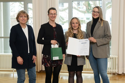 Übergabe der Urkunde durch Professorin Angela Rösen-Wolff an CaruSono, vertreten durch Projektleiterin Anne Röhle und die studentischen Tutorinnen Johanna Schnalke und Katrin Reichel