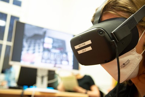 Neues Kursangebot im MITZ: Studierender trainiert mit mit VR-Brille eine Leichenschau