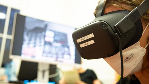 Neues Kursangebot im MITZ: Studierender trainiert mit mit VR-Brille eine Leichenschau