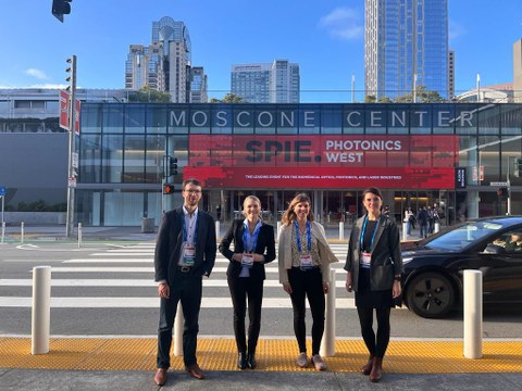 Das Foto zeigt vier Personen vor dem Moscone Conference Center in San Francisco, USA.