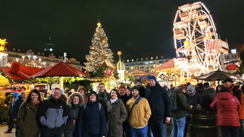 Das Foto zeigt eine Gruppe Menschen auf dem Striezelmarkt in Dresden.