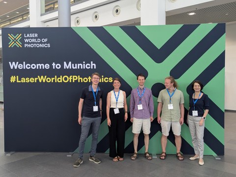 Das Foto zeigt eine Gruppe Personen vor dem Eingang zur European Conference on Biomedical Optics.