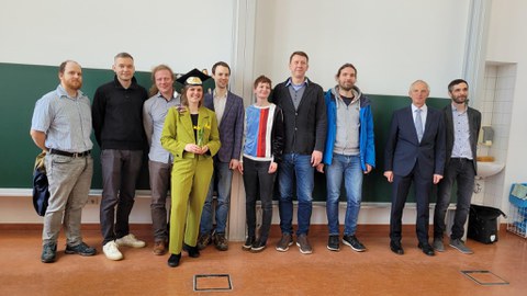 Auf dem Foto ist eine Gruppe Personen zu sehen, die in die Kamera lächeln.