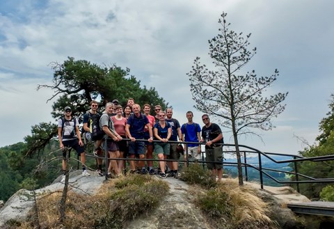 Das Foto zeigt eine Gruppe Menschen auf einem Felsen in der Sächsischen Schweiz.