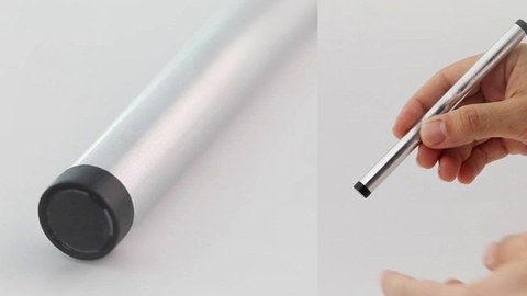 Das Foto zeigt die Miniprobe, ähnlich einem Stift, in der Hand gehalten.