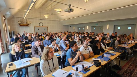 Das Foto zeigt eine Personen in einem Seminarraum.