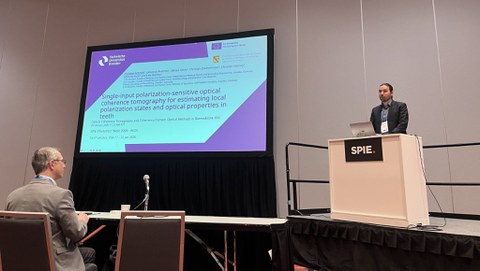 Das Foto zeigt eine Person, die einen Vortrag hält. 