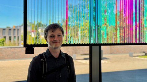Das Foto zeigt eine männliche Person vor der Hochschule Mittweida.