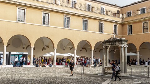 Das Bild zeigt des Innenhof eines Gebäudes in Rom.