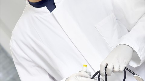 Scientist mit Stethoskop und Pipette