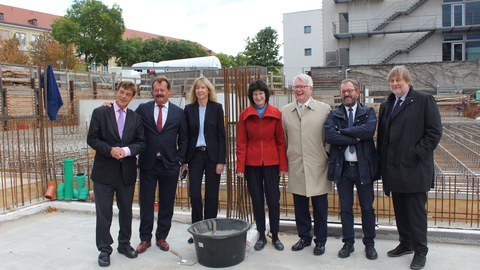 Grundsteinlegung MITS Gruppenbild Baufeld