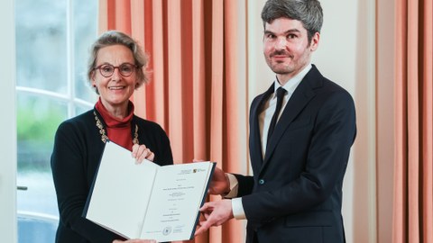 Handover of the certificate to Prof. Ingmar Schäfer by the Rector of TU Dresden Prof. Ursula Staudinger