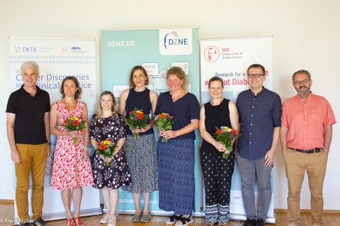 Gruppenbild der GewinnerInnen der diesjährigen Anschubfinanzierung für DZG-übergreifende Forschungsprojekte mit den drei Sprechern der Dresdener DZGs.