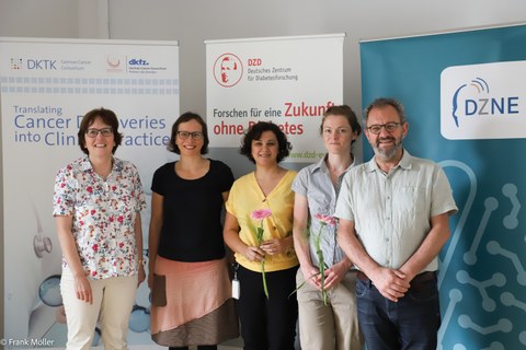 Gruppenbild der Gewinnerinnen der diesjährigen Anschubfinanzierung für DZG-übergreifende Forschungsprojekte mit zwei Sprechern der Dresdener DZGs.