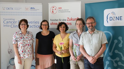 Gruppenbild der Gewinnerinnen der diesjährigen Anschubfinanzierung für DZG-übergreifende Forschungsprojekte mit zwei Sprechern der Dresdener DZGs.