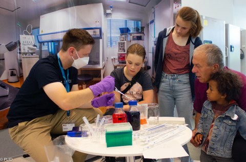 Kinder pipettieren in Fotobox bei Langer Nacht der Wissenschaften