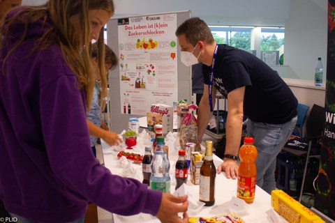 Wissenschaftler des PLID im Gespräch mit Besuchern der Langen Nacht der Wissenschaften Dresden 2022