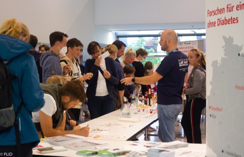 Besucher am Stand des PLID während der Langen Nacht der Wissenschaften 2022