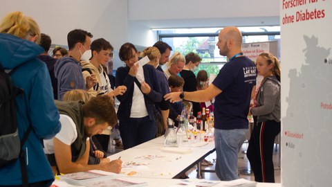 Besucher am Stand des PLID während der Langen Nacht der Wissenschaften 2022