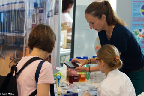 Kinder beim pipettieren farblicher Flüssigkeiten