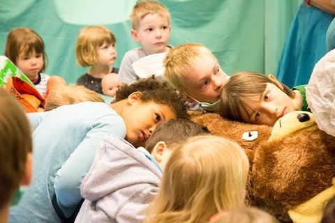 Kinder horchen den Teddy-Patient im Teddy-OP ab.