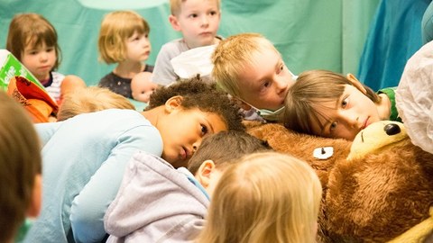 Kinder horchen den Teddy-Patient im Teddy-OP ab.