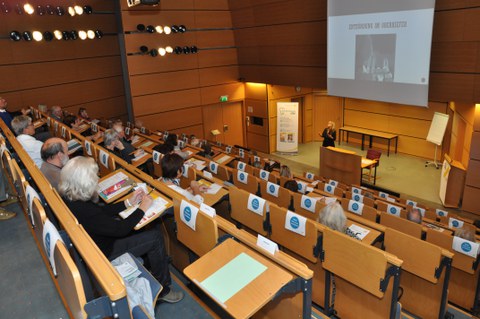 Patienten in einem Hörsaal die einer Dozentin zuhören