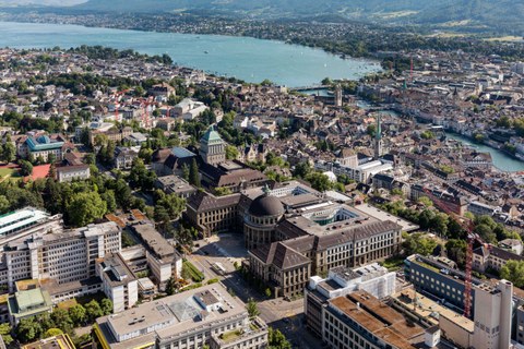 Luftbild der Stadt Zürich mit dem Zürichsee im Hintergrund