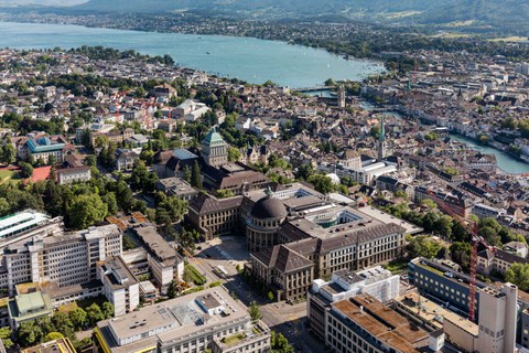 Luftbild der Stadt Zürich mit dem Zürichsee im Hintergrund