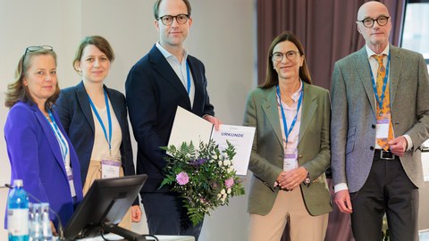 Dr. Jan Middeke (Mitte) zur Preisverleihung Förderpreis Digitales Labor