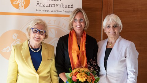 DÄB-Ehrenpräsidentin Dr. Astrid Bühren, Preisträgerin Prof. Esther Troost, DÄB-Präsidentin Dr. Christiane Groß