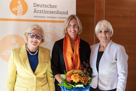 DÄB-Ehrenpräsidentin Dr. Astrid Bühren, Preisträgerin Prof. Esther Troost, DÄB-Präsidentin Dr. Christiane Groß