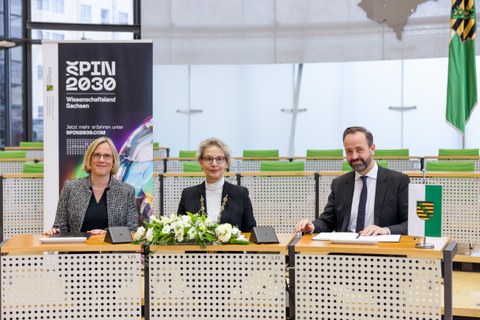 Unterzeichnung Zielvereinbarung Esther Troost, Ursula Staudinger und Sebastian Gemkow