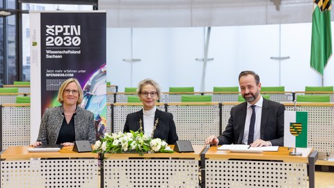 Unterzeichnung Zielvereinbarung Esther Troost, Ursula Staudinger und Sebastian Gemkow