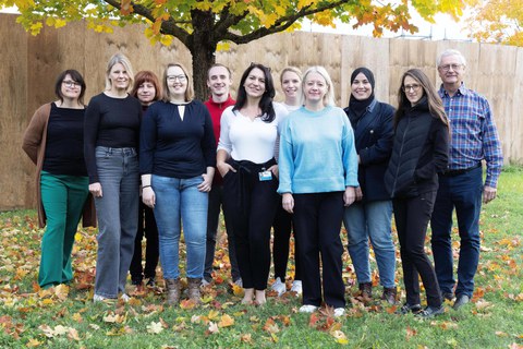 Eine Gruppe von Menschen auf einer grünen Wiese.