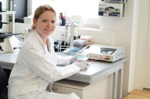 Ein Foto von Dr. Anne-Marlen Ada im Labor.