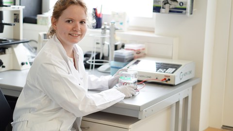 Ein Foto von Dr. Anne-Marlen Ada im Labor.