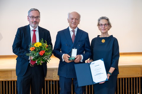 Prof. Gerhard Ehninger (Mitte) erhält die Ehrenmedaille von TUD-Rektorin Ursula Staudinger und TUD-Kanzler Jan Gerken