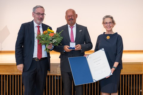 Prof. Michael Albrecht erhält die Ehrensenatorwürde von TUD-Rektorin Ursula Staudinger und TUD-Kanzler Jan Gerken