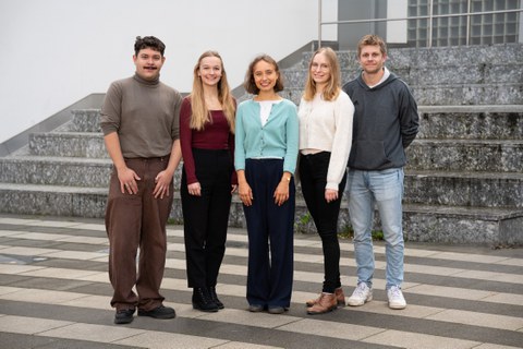 Gruppenbild der fünf teilnehmenden Studierenden
