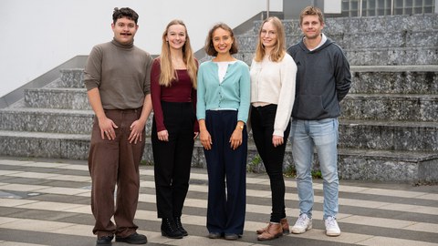 Gruppenbild der fünf teilnehmenden Studierenden