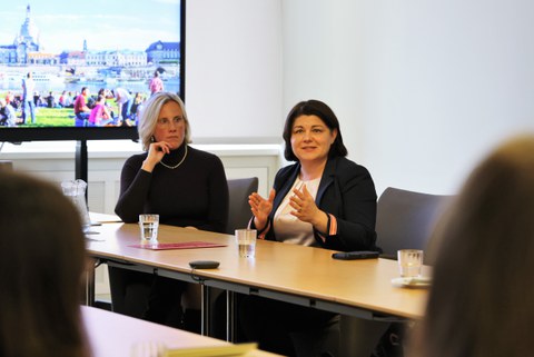 Ein Foto von Natalia Gavrilita im Gespräch.