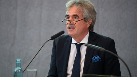 Prof. Klaus-Peter Günther steht vor einem Mikrofon.
