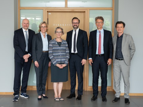 Martin Peuker, Digitalisierungsvorstand der Medizinischen Universität Lausitz, Prof. Esther Troost, Dekanin der Medizinischen Fakultät, Prof. Ursula Staudinger, REktorin der TUD, SEbastian Gemkow, Sächsischer Staatsminister für Wissenschaft, Prof. Uwe Platzbecker, Medizinischer Vorstand des UKD und Janko Haft, Kaufmännischer Vorstand des UKD (von links nach rechts)