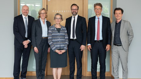 Martin Peuker, Digitalisierungsvorstand der Medizinischen Universität Lausitz, Prof. Esther Troost, Dekanin der Medizinischen Fakultät, Prof. Ursula Staudinger, REktorin der TUD, SEbastian Gemkow, Sächsischer Staatsminister für Wissenschaft, Prof. Uwe Platzbecker, Medizinischer Vorstand des UKD und Janko Haft, Kaufmännischer Vorstand des UKD (von links nach rechts)