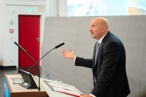 Martin Peuker, Digitalisierungsvorstand der Medizinischen Universität Lausitz, bei seinem Vortrag