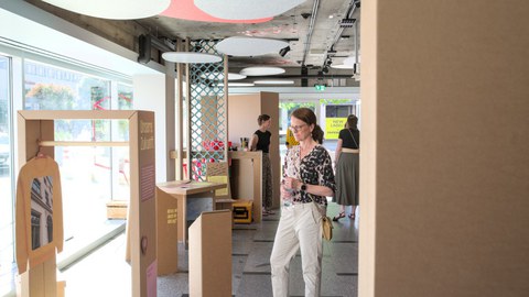 Eine Person schaut sich einen Ausstellungstext an.