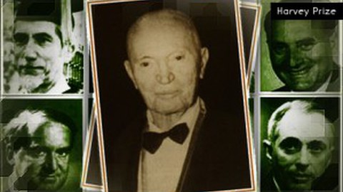 Ein Foto von Leo M. Harvey im hohen Alter im Vordergrund, im Hintergrund vier Fotos von ihm in verschiedenen Lebensphasen.